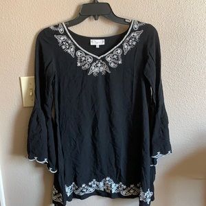 Shyanne black top size Small
